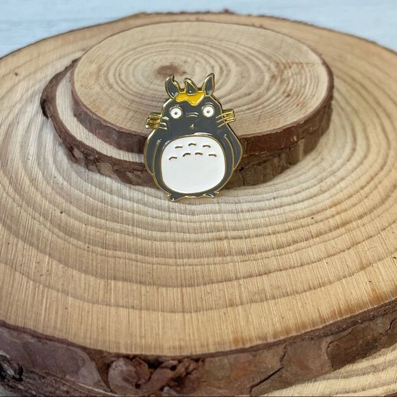 Totoro Enamel Pin/ Brooch Lapel - Picture 3 of 6